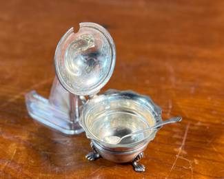 This lot features an antique sterling silver mustard pot with spoon. Marked as shown in photos with a total approx. weight of 62.08 grams.
