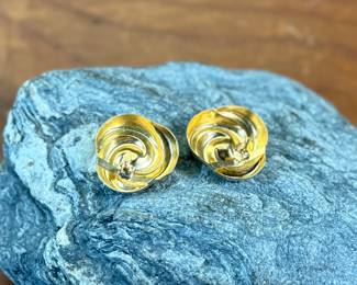 This lot features a pair of vintage 14k gold earrings with a total approx. weight of 2.95 grams.
