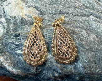 This lot features a pair of vintage 14k gold earrings with a total approx. weight of 1.03 grams.
