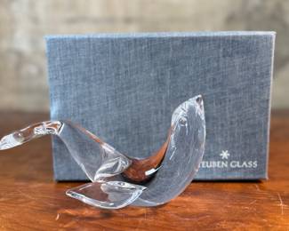 This lot features a crystal sea lion by Steuben in excellent condition. Comes with a Steuben box for storage.
