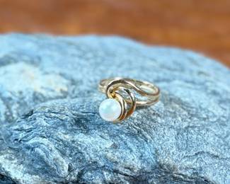 This lot features a 14k gold ring with a large pearl center stone in a size 6.5, with a total approx. weight of 4.00 grams.
