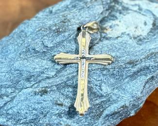 This lot features a 14k gold cross pendant with a total approx. weight of 2.00 grams.
