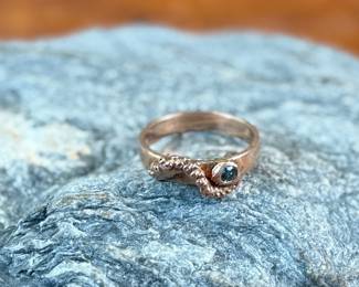 This lot features a 14k rose gold ring with an “octopus” feature and center stone. This ring is a size 6.5 with a total approx. weight of 3.79 grams.
