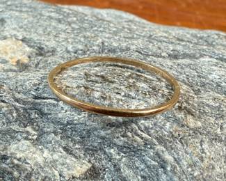 This lot features a vintage 10k gold band in a size 8.5 with a total approx. weight of .50 grams.
