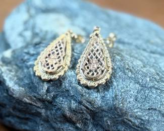 This lot features a pair of vintage 14k gold earrings with a total approx. weight of 1.03 grams.
