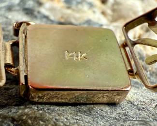 This lot features a stunning 14k gold Chinese bracelet with a Jade charm. Marked 14k and in excellent condition with a total approx. weight of 10.00 grams, and measures 7”.
