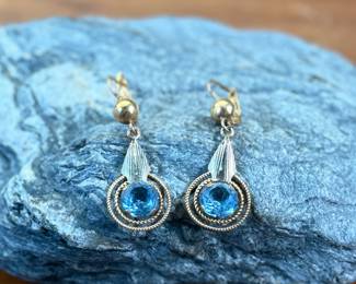 A stunning pair of Victorian Revival earrings, made on 18K gold, marked 750 with a total approx. weight of 4.60 grams.

