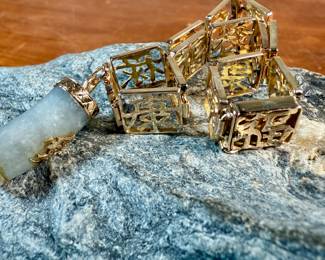 This lot features a stunning 14k gold Chinese bracelet with a Jade charm. Marked 14k and in excellent condition with a total approx. weight of 10.00 grams, and measures 7”.
