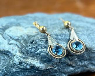 A stunning pair of Victorian Revival earrings, made on 18K gold, marked 750 with a total approx. weight of 4.60 grams.
