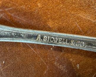 This lot features a collection of antique sterling silver utensils with a total approx. weight of 106.47 grams.
