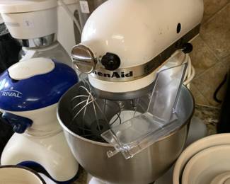 #275 Kitchenaid White Stand Mixer w/Bowl & 3 attachments and shield - 10 speed classic $150.00