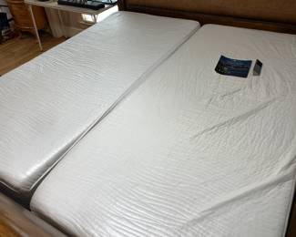 #37 king split sleep number bed with 1 remote that works both sides $275.00