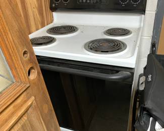 #178 Electric GE 4 eye Free Standing Range $25.00