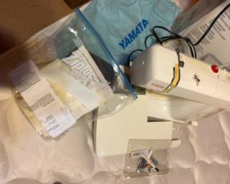 #349 Singer Model 132Q Quilt & Sew Sewing Machine w/Box and attachments $30.00