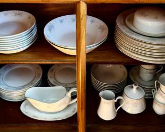 Set of dishes - service for 8.