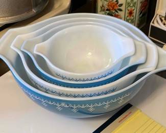 Set of 4 sought-after vintage snowflake pattern Pyrex mixing bowls.