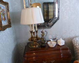 Pair of decorative mirrors, pair of Karges side chests, pair of lamps, bric-a-brac