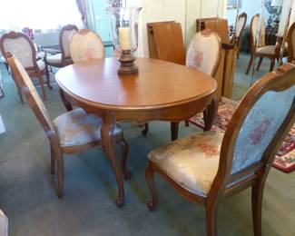 Traditional dining table with 4 chairs & 2 leaves