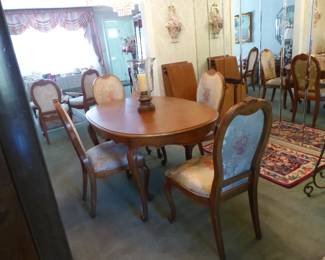 Traditional dining table with 4 chairs & 2 leaves
