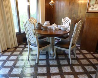 Pedestal dining table with 4 chairs & 2 leaves