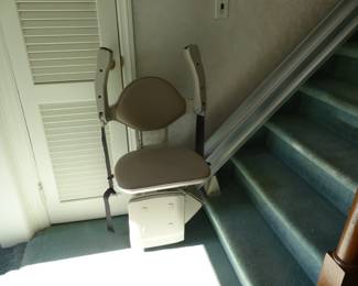 Chair stair lift for straight stairs