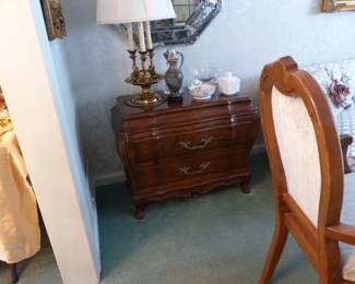 Pair of decorative mirrors, pair of Karges side chests, pair of lamps, bric-a-brac