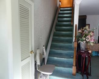 Chair stair lift for straight stairs