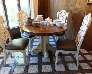 Pedestal dining table with 4 chairs & 2 leaves