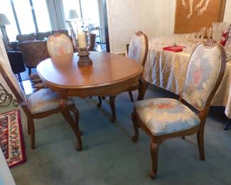 Traditional dining table with 4 chairs & 2 leaves