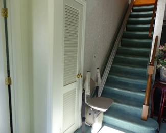 Chair stair lift for straight stairs