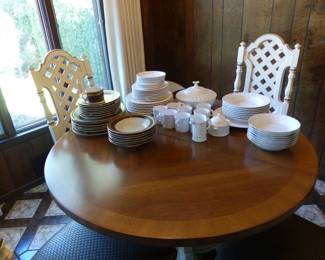 Pedestal dining table with 4 chairs & 2 leaves, dinnerware sets