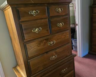 Traditional chest of drawers