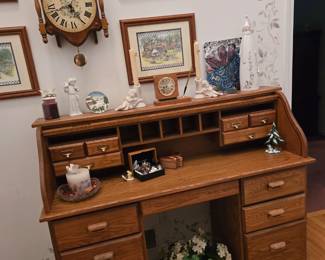 Knee hole desk
