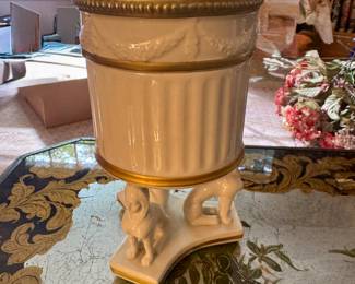 Mottaheden Porcelain Tripod Urn