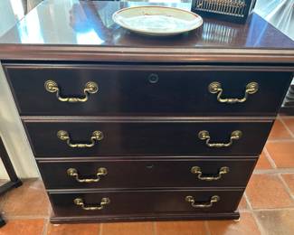 Filing cabinet with 2 drawers.