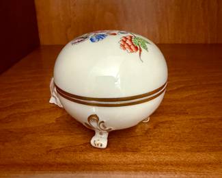 Herend porcelain queen Victoria, bonboniere- Handpainted