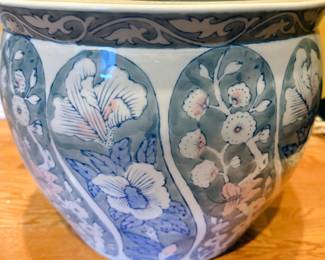 Asian urn/pot