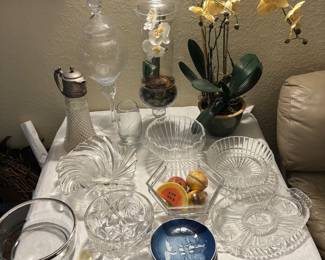 Various high quality crystal and leaded glass bowls including Mikasa, and Spode Christmas plates