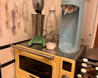 Kitchen Aid Convection Oven , Majestic Yellow
Hamilton Beach Malt Mixer, $35
Sodasteam with canister, $25
& other kitchen items - all priced to sell