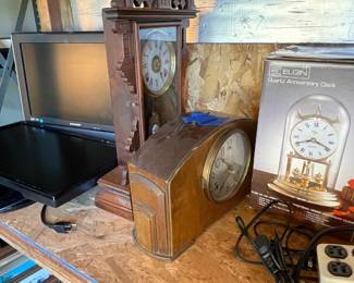 TV, monitor and clocks