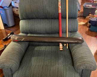 Lift chair
Budweiser pool cue with case
