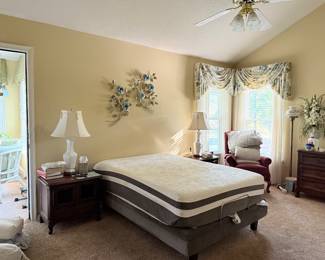 Sealy Queen Reflexion-4 Wireless Adjustable Bed
