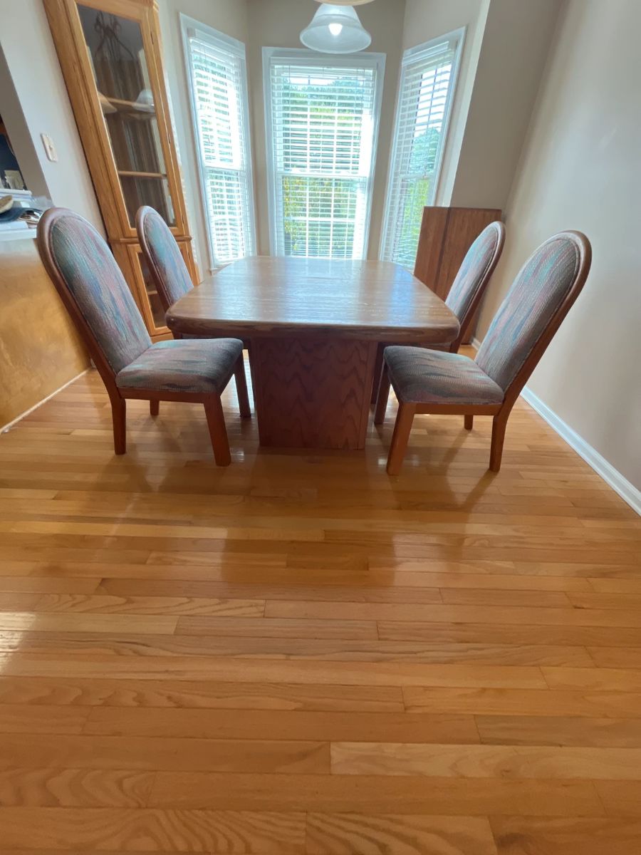 Table 5' & 4 Chairs (leaf is 2')