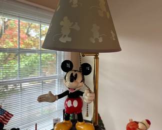 working Mickey light. animated and talks. Several different sayings when you push the button to turn the light on and off.