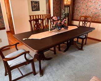 Dining room table and 6 Chairs