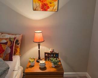 End table , lamp & miscellaneous decor