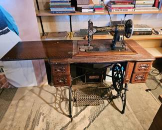 189 WhiteRotaryTreadleSewingMachineOriginalCabinet