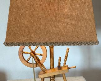19 SpinningWheelTableLamp