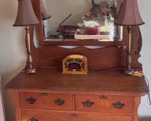 Oak chest with mirror and pair of buffet lamps