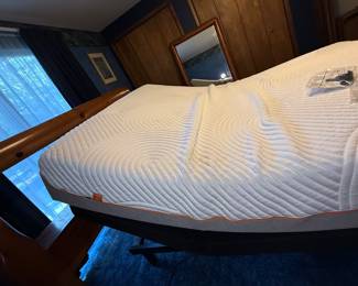 LIKE NEW TEMPUR-PEDIC ADJUSTABLE BED WITH REMOTE CONTROL